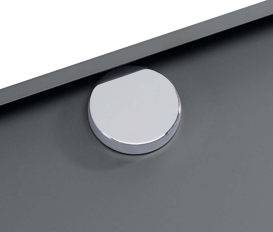 Detail eines grauen »CN3« Sideboards mit rundem, silberfarbenem Griff.