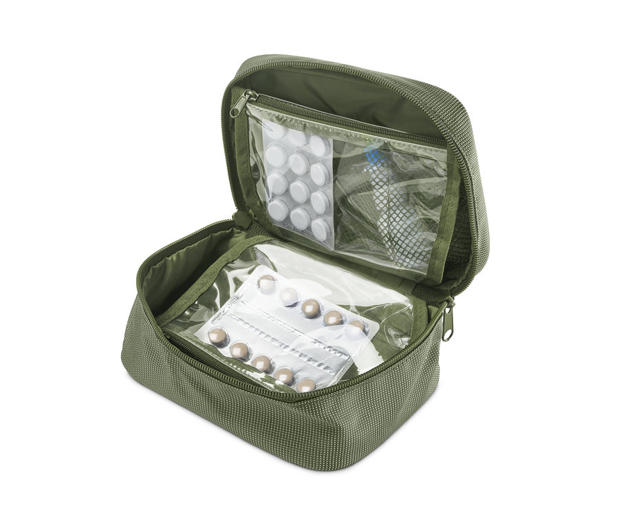 Geöffnete grüne Medikamenten-Tasche mit Blisterpackungen.