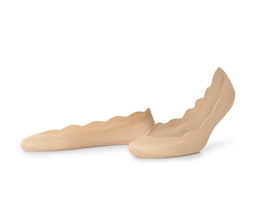 Zwei Paar beige Magic-Cut-Füßlinge liegen auf einem weißen Hintergrund.