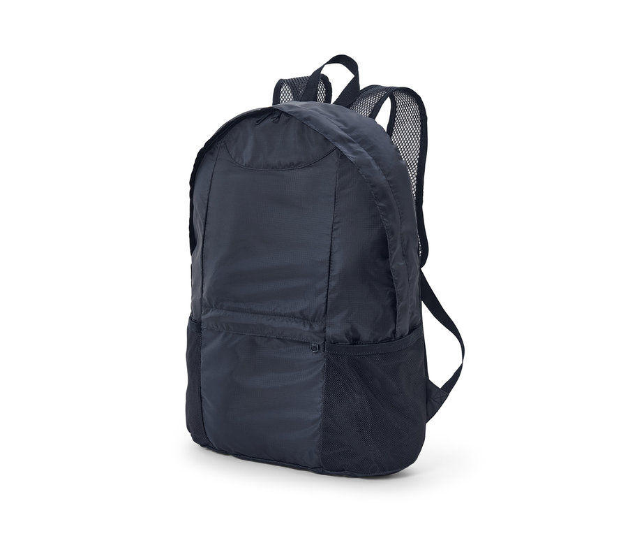 Ein schwarzer, faltbarer Rucksack auf einem weißen Hintergrund.