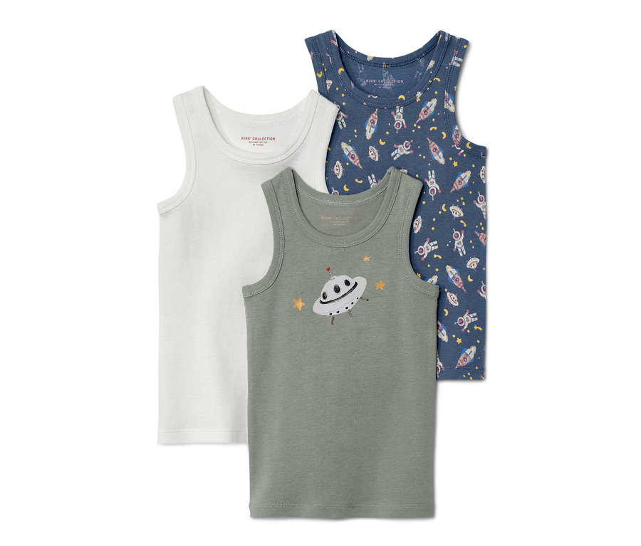 Ein Set aus 3 Kinder-Unterhemden: ein weißes, ein olivgrünes mit einem UFO-Aufdruck und ein dunkelblaues mit einem Weltraum-Aufdruck.