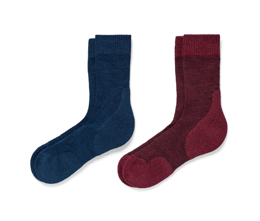 Zwei Paar Outdoor-Socken mit RWS-zertifizierter Wolle: ein Paar blau, ein Paar bordeauxrot.
