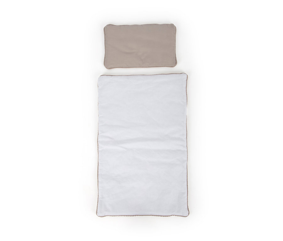 Ein Kissen und eine Decke für ein Kinderbett. Das "small foot Puppengitterbett »Little Button«" ist sichtbar.