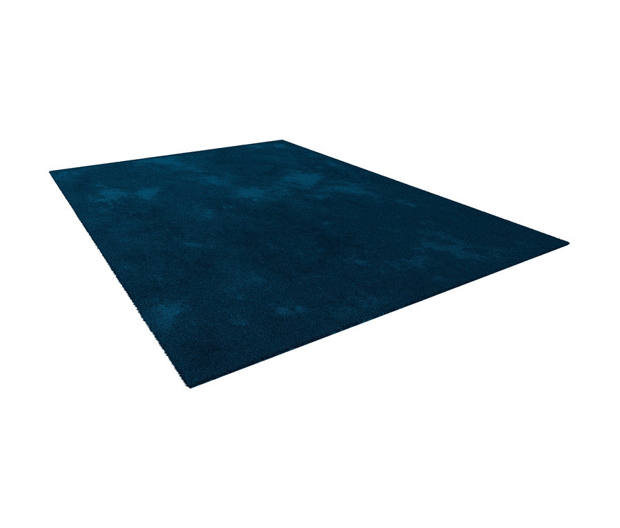 Blauer Teppich »Mellow« auf weißem Hintergrund.