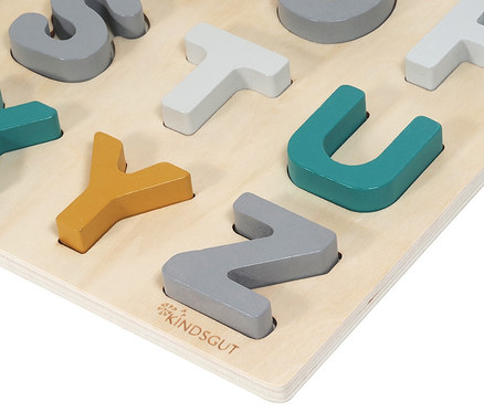 Detailaufnahme des ABC-Puzzles »Caspar« aus Holz mit bunten Buchstaben.