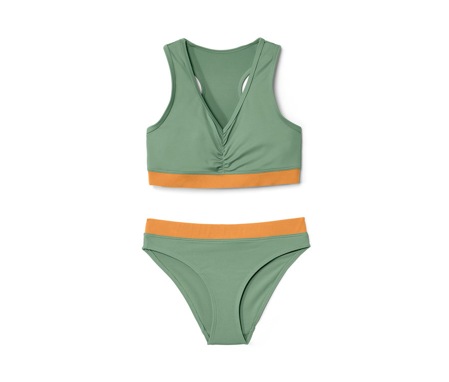 Ein grünes 3-teiliges Kinder-Bikini-Set mit orangefarbenen Akzenten.
