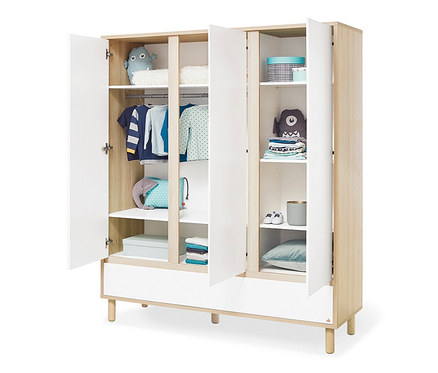 Offener, heller Holzschrank Pinolino Set »Flow« mit drei Türen und Spielsachen darin.