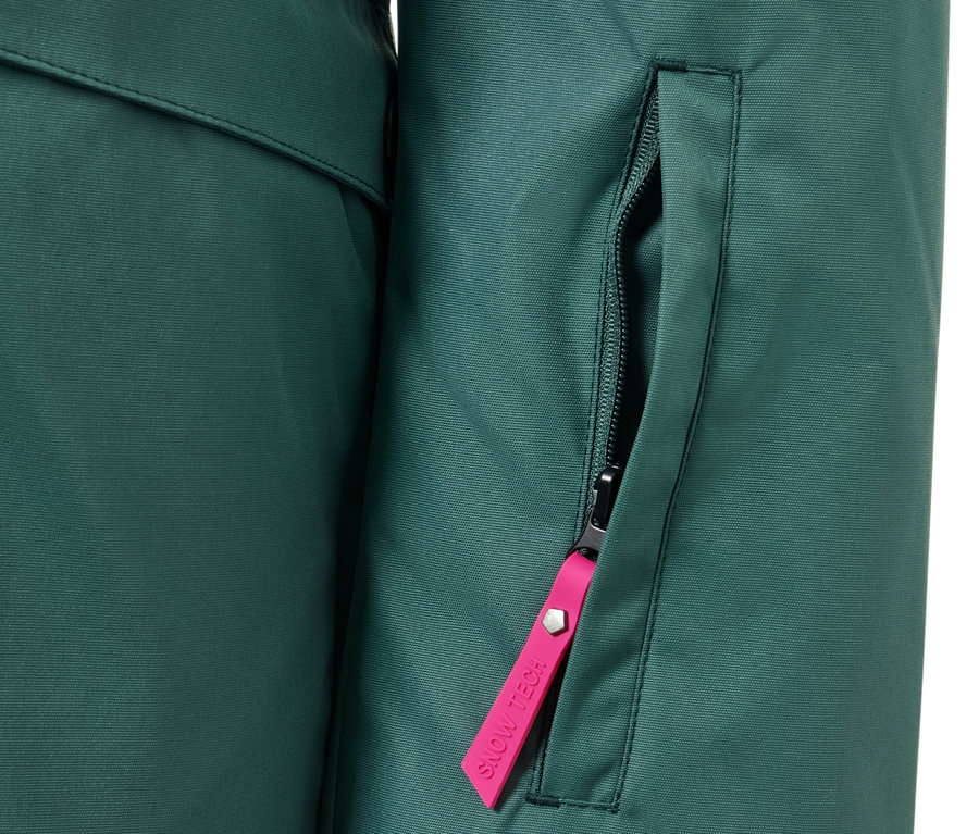 Detailansicht einer Ski- und Snowboardjacke mit Reißverschluss und Tasche.