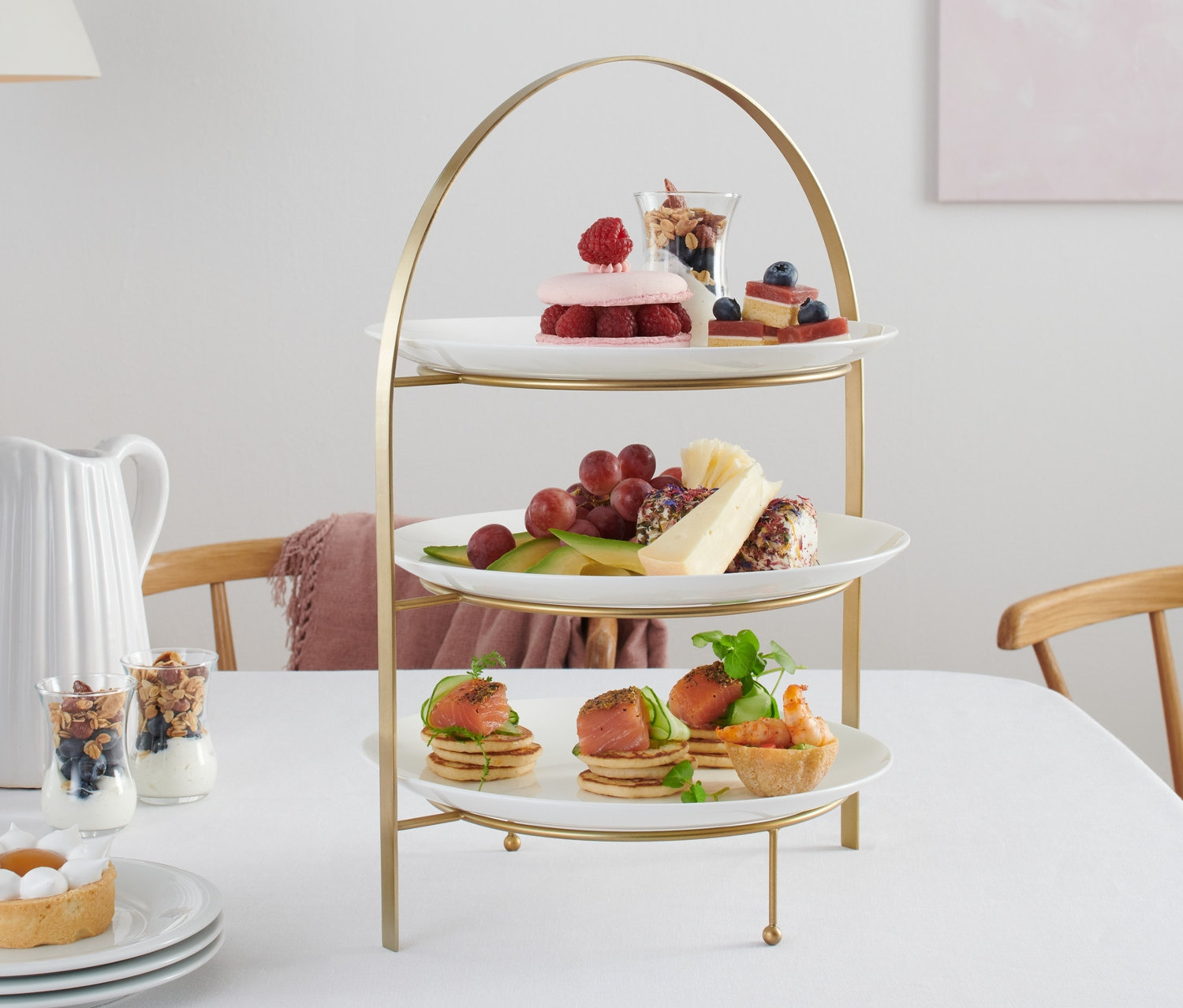 Eine Etagere mit Speisen steht auf einem Tisch.