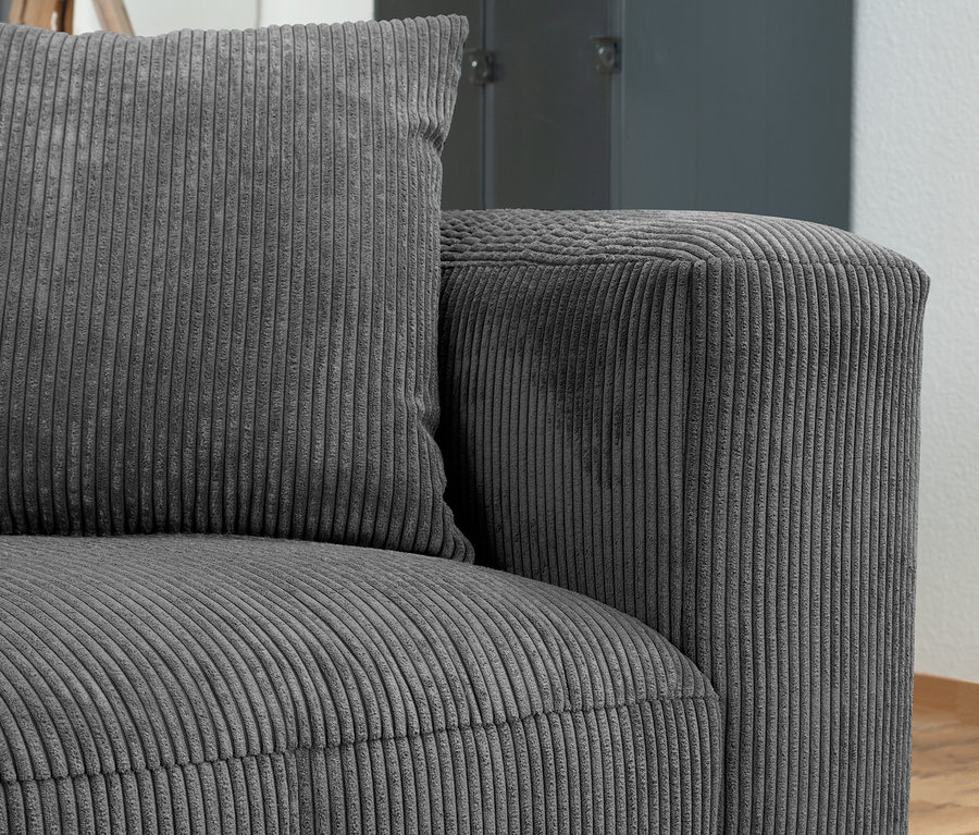 Detailaufnahme eines anthrazitfarbenen Ecksofas mit Longchair »Lenata« links.
