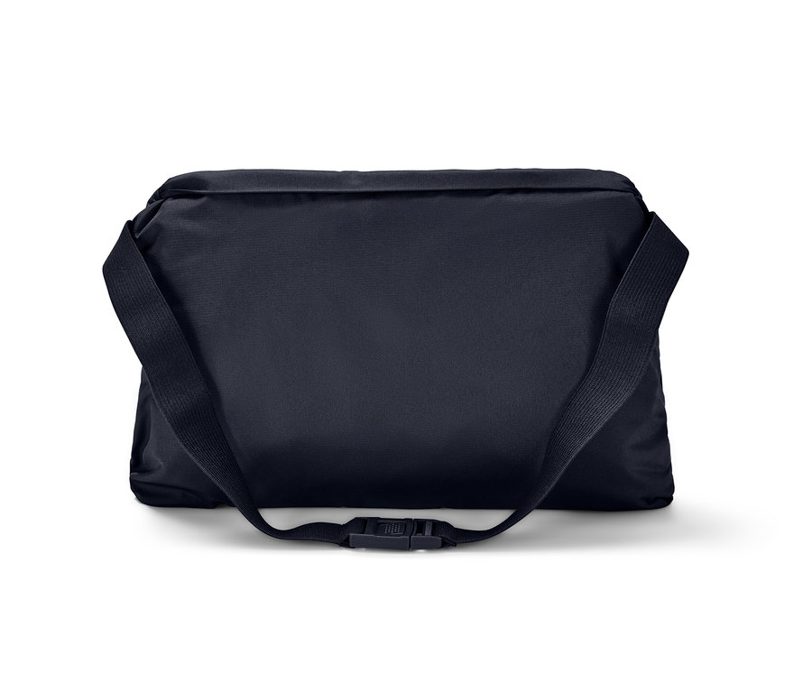 Dunkelblaue Tasche mit Riemen.