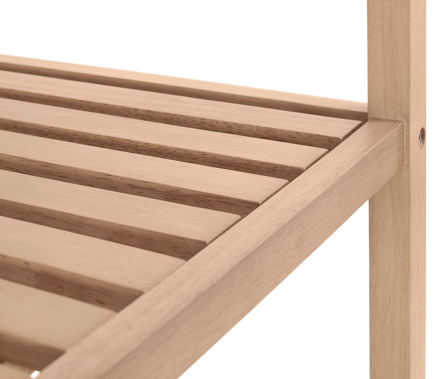Detailaufnahme eines Ordnungsregals und Kleiderständers aus Massivholz.