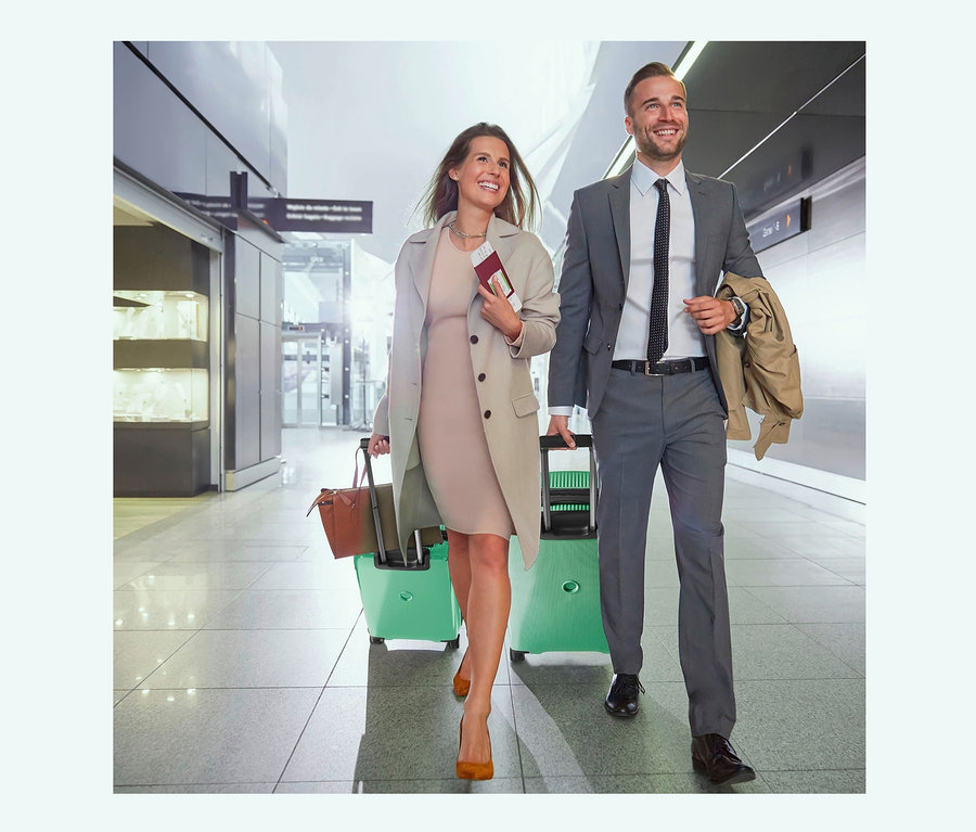 Ein Mann und eine Frau ziehen grüne Packenger Koffer 3er-Set »Micario« am Flughafen.