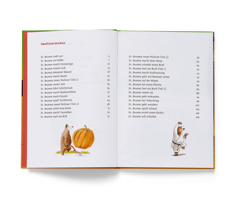 Geöffnetes Buch mit Illustrationen von Dr. Brumm, einem Bären, der einen Kürbis in einer Schubkarre zieht, und einem Bären im Kimono.