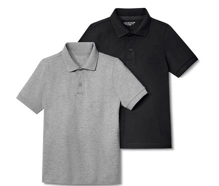 Zwei Kinder-Poloshirts aus Baumwoll-Piqué, eines grau und eines schwarz, liegen übereinander.