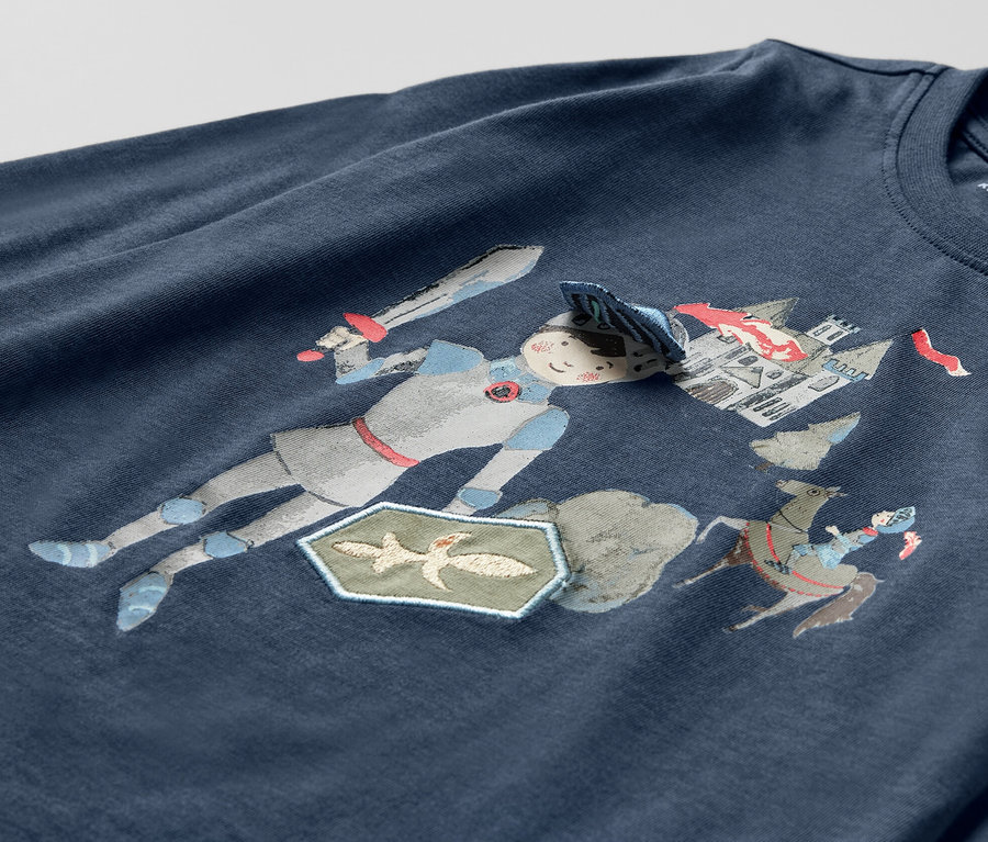 Detailansicht eines marineblauen Langarmshirts mit Ritter- und Burgaufdruck. 2 Kinder-Langarmshirts, Ritter.