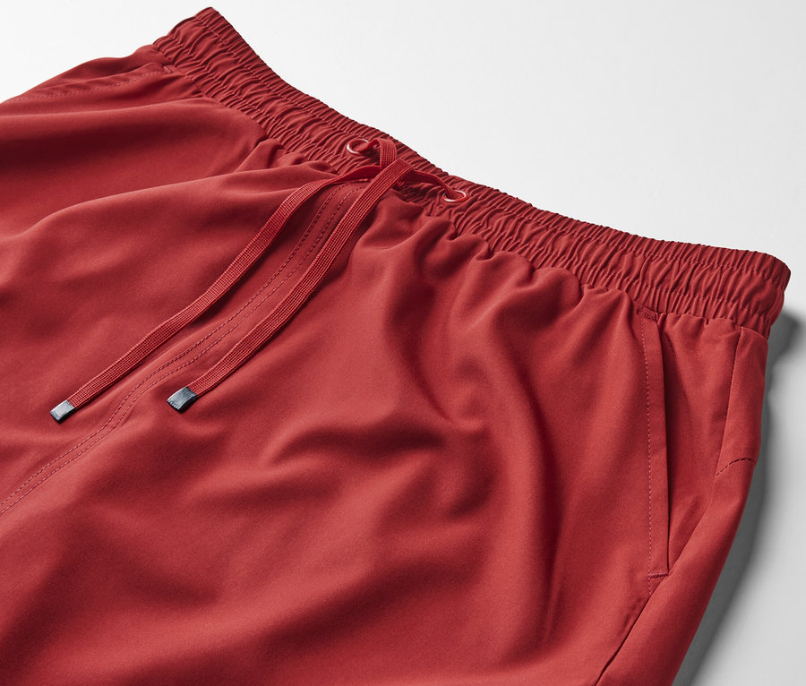 Detail der roten Funktionsrockshorts.