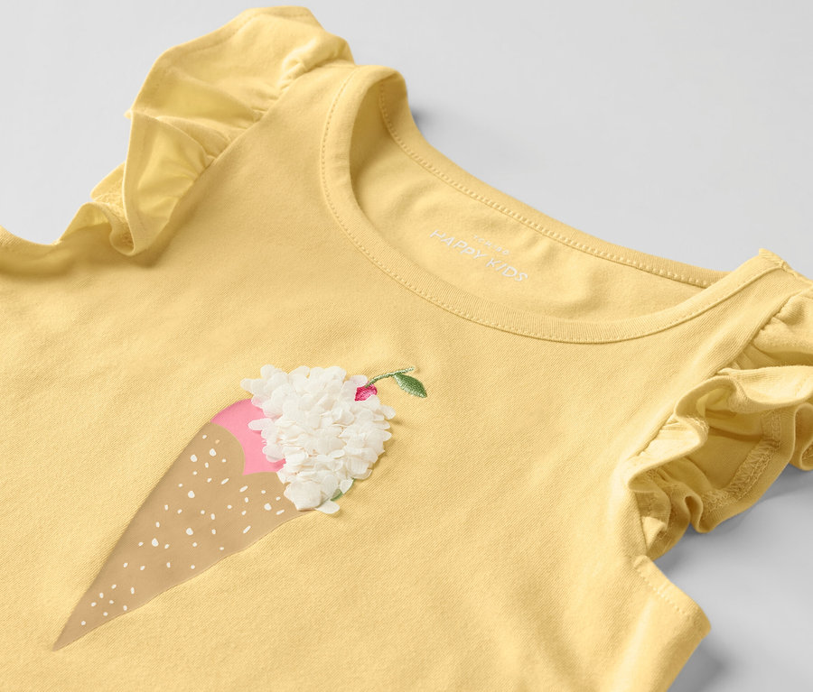 Gelbes Kinder-Shirt mit Volantärmeln und Eiscreme-Motiv.