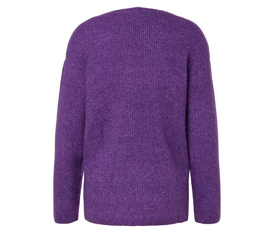 Detailansicht eines violetten Pullovers mit langen Ärmeln.