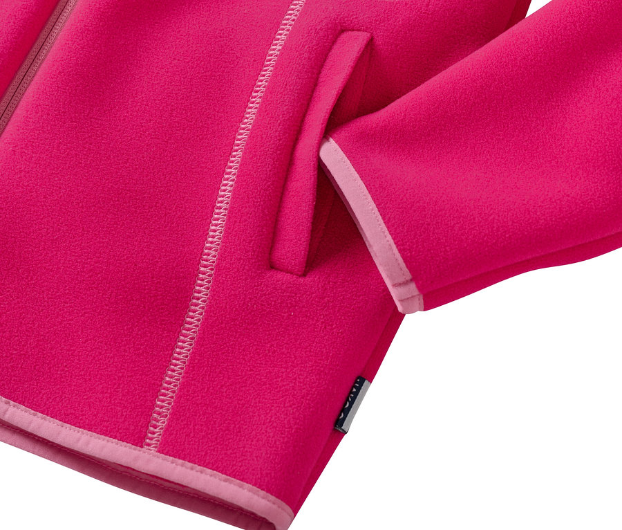 Detail einer pinken Fleecejacke mit Tasche und Saum.