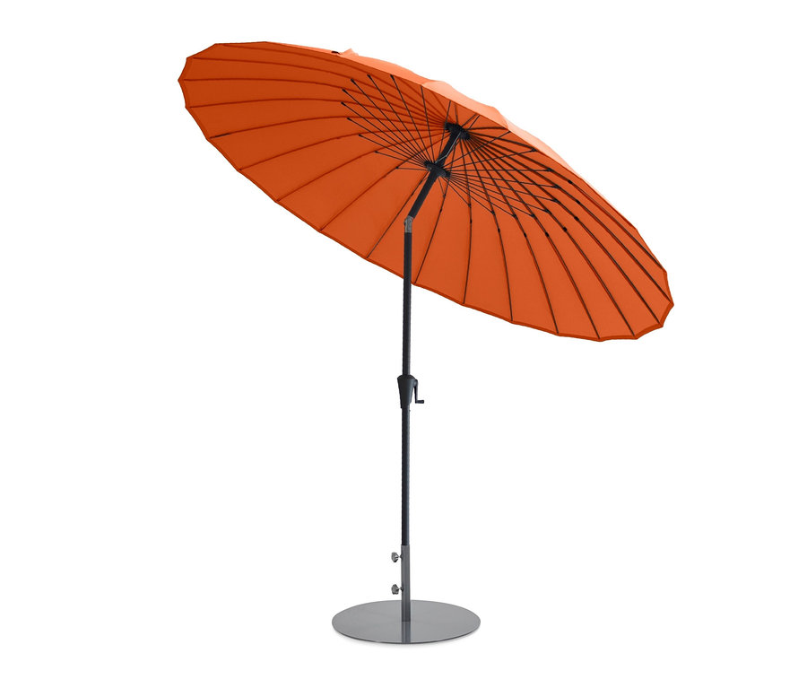 Ein orangefarbener Leco Shanghai Sonnenschirm mit einem Durchmesser von 270 cm.