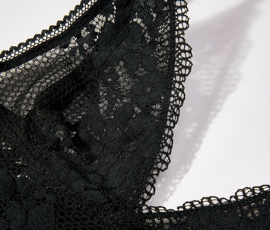 Detailansicht eines schwarzen, bügellosen Triangel-BHs »Nina« von Passionata aus Spitze.