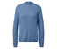 Hellblauer Strickpullover mit Rollkragen.