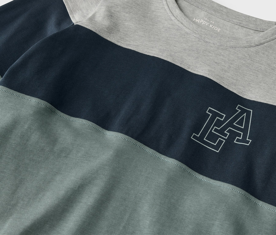 Nahaufnahme eines Kinder-Heavy-Langarmshirts mit grauem Oberteil, marineblauem Mittelteil und graublauem Unterteil.