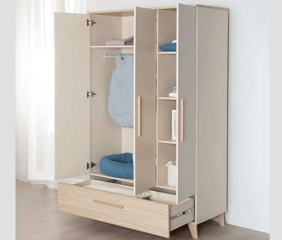 Geöffneter, dreitüriger roba Kinder-Kleiderschrank »Sidney«, 3-türig, Kaschmir mit Babykleidung.