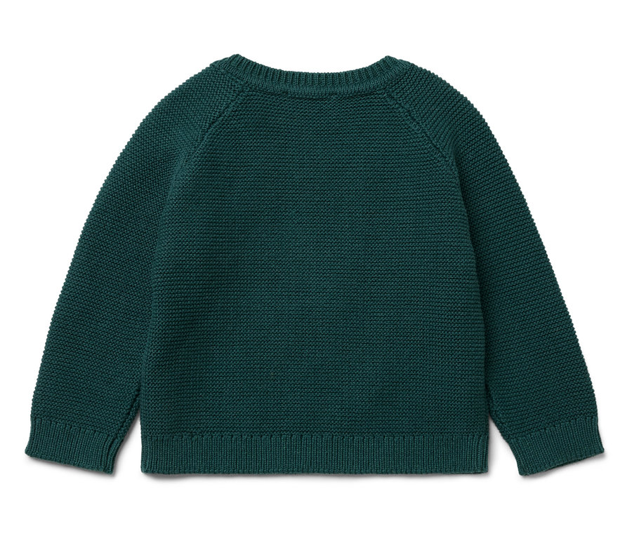 Ein dunkelgrüner Strickpullover mit langen Ärmeln liegt auf einem weißen Hintergrund.