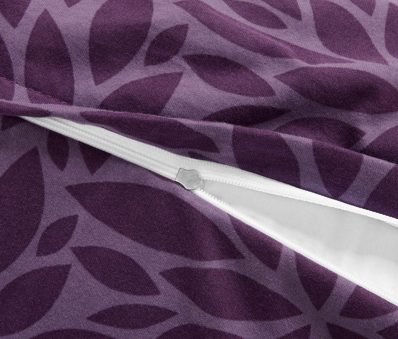 Detailansicht von lila Winterjersey-Bettwäsche in Normalgröße mit Blumenmuster und Reißverschluss.