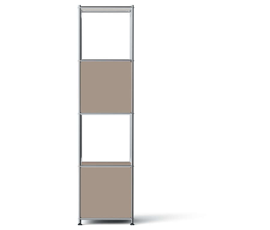 Hohes, schmales Regal mit vier Fächern, abwechselnd offen und mit beigen Paneelen geschlossen.