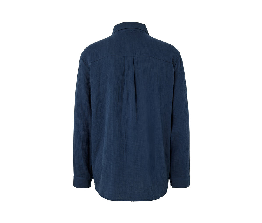 Detailansicht der Rückseite einer navy Musselin-Bluse.