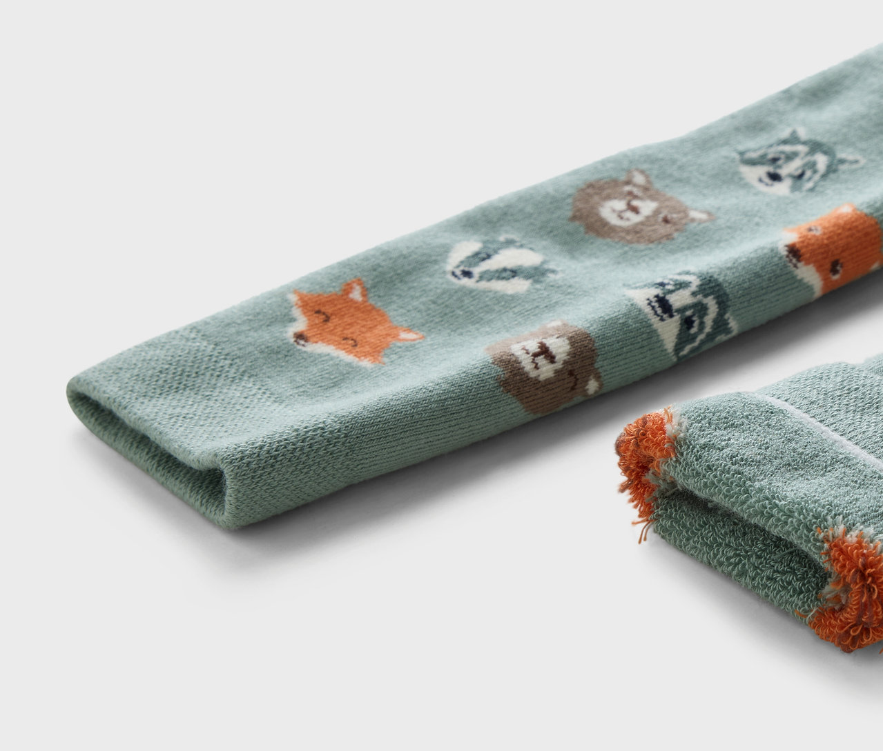 Detailaufnahme von Kinder-Thermoleggings mit Waldtiermotiven.