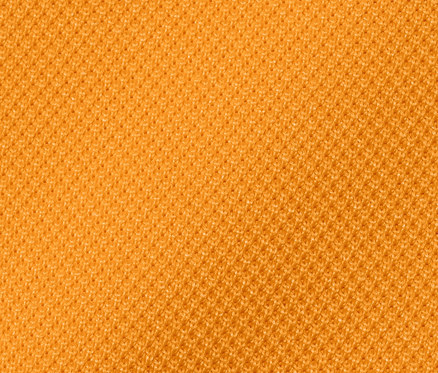 Nahaufnahme eines orangefarbenen Funktions-Poloshirts.