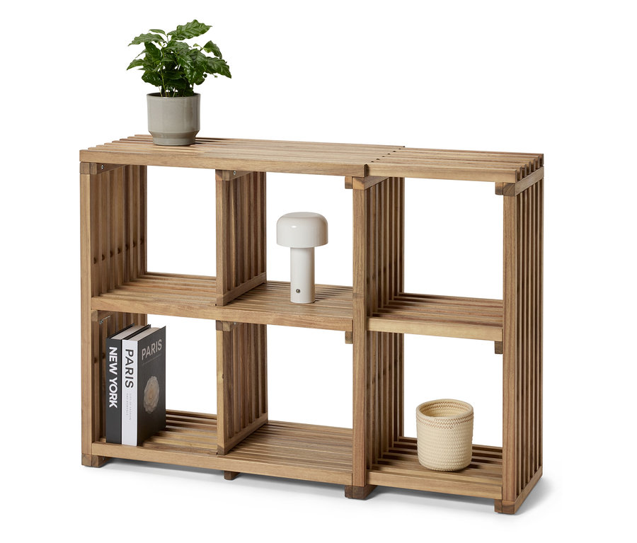 Holzregal mit Pflanze, Lampe und Büchern.