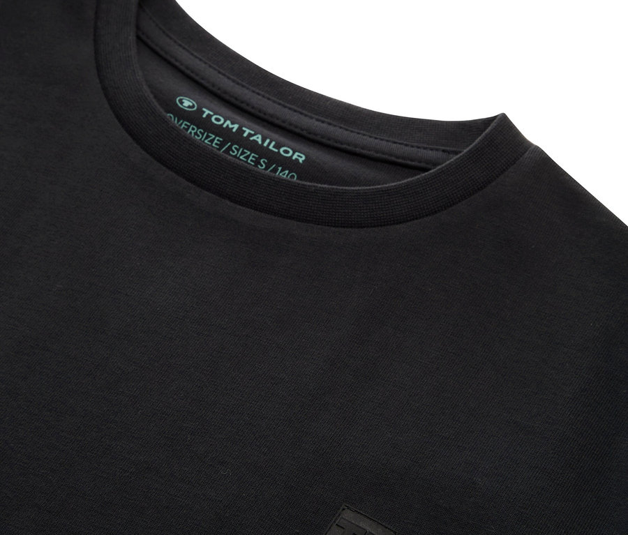 Detailaufnahme eines schwarzen Tom Tailor T-Shirts mit Rundhalsausschnitt.