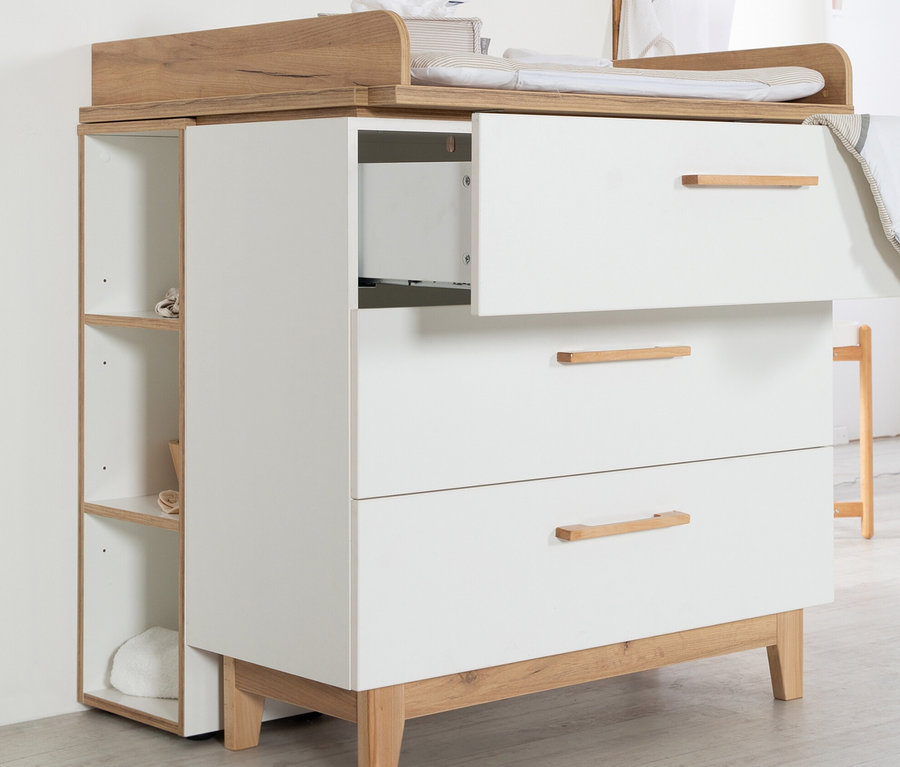 Weißer Wickeltisch »Finn« von Roba mit Holzdetails, offener Schublade und Seitenregal.