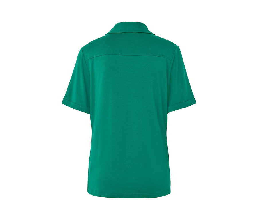 Rückansicht des smaragdgrünen Blusenshirts mit Knopfleiste.