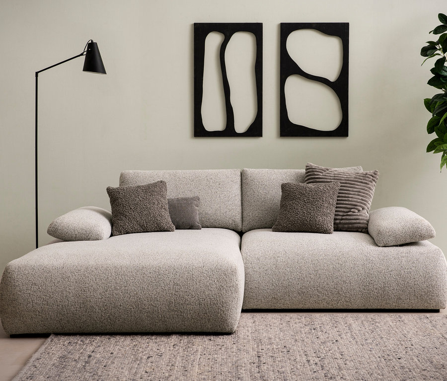 DOMO Ecksofa »Bela«, links, mit Armlehne, grauer Teppich, schwarze Lampe und zwei Bilder.