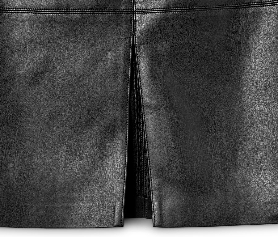 Detailansicht eines Rocks in Lederoptik.