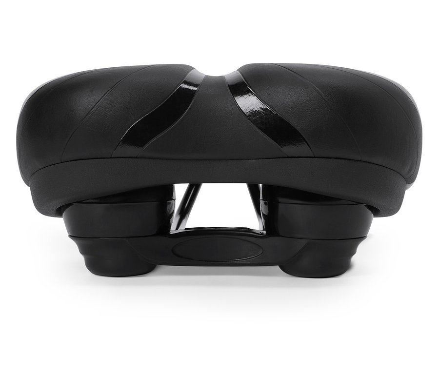 Nahaufnahme eines schwarzen Fahrradsattels mit glänzenden Akzenten, isoliert auf weißem Hintergrund.