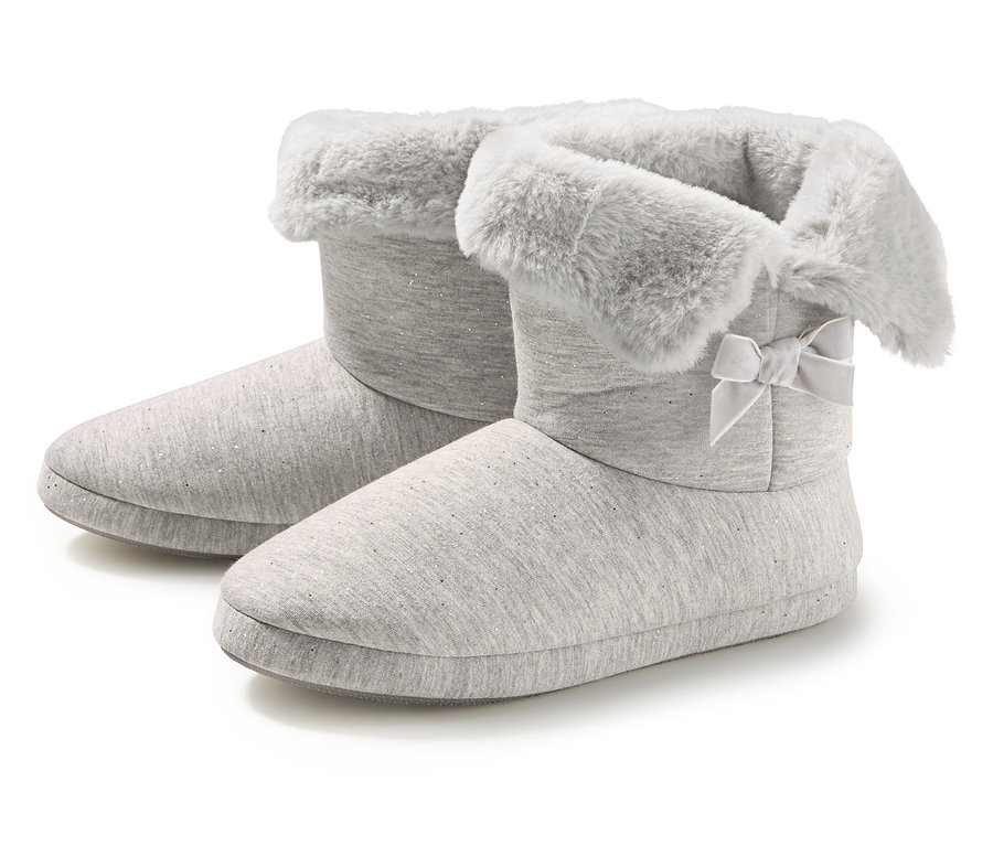 Zwei graue Hausschuh-Stiefel.