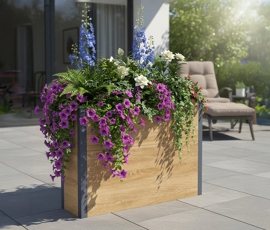 Pflanzkasten mit Einlegeboden in Holzoptik, Höhe ca. 77cm, gefüllt mit bunten Blumen auf einer Terrasse.