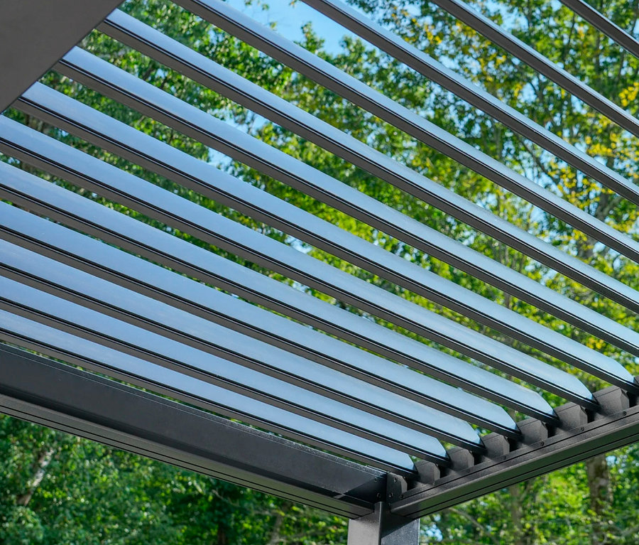 Blick von unten auf eine graue Pergola mit Bäumen im Hintergrund.