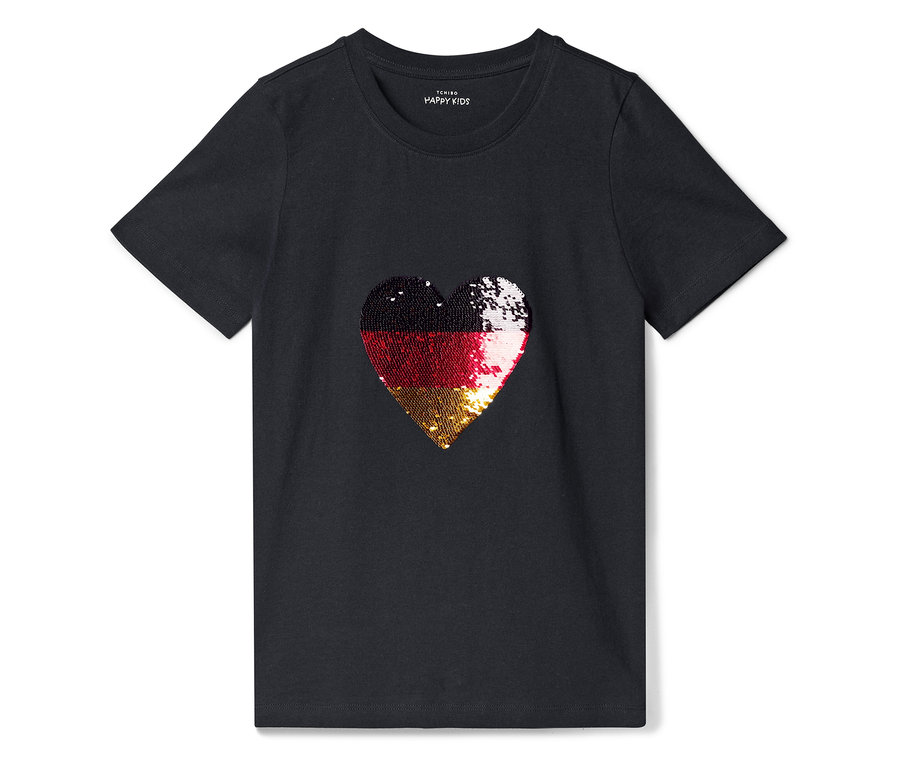 Schwarzes Kinder-T-Shirt mit einem Herzmotiv aus Wendepailletten in Schwarz, Rot und Gold, wobei ein Teil der Pailletten umgedreht ist und Silber zeigt.