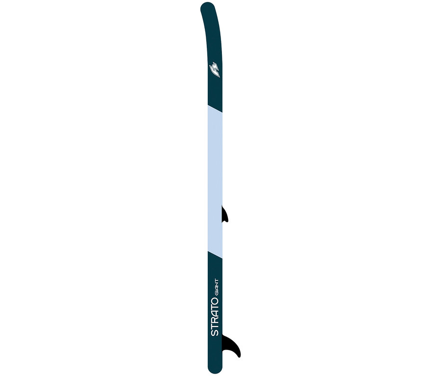 Aufrecht stehendes, blau-weißes F2 SUP Board »Strato Giant«.