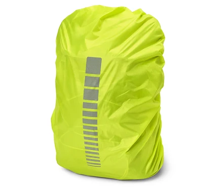 Neongelbe Rucksackhülle mit reflektierenden Streifen. Die Hülle ist über einen Rucksack gezogen.