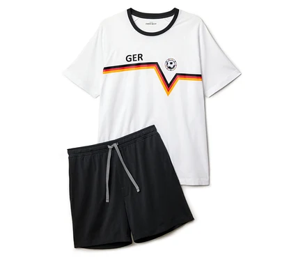 Weißes T-Shirt mit GER-Aufdruck, Deutschlandfarben und Fußball-Logo, dazu schwarze Shorts mit Kordelzug.