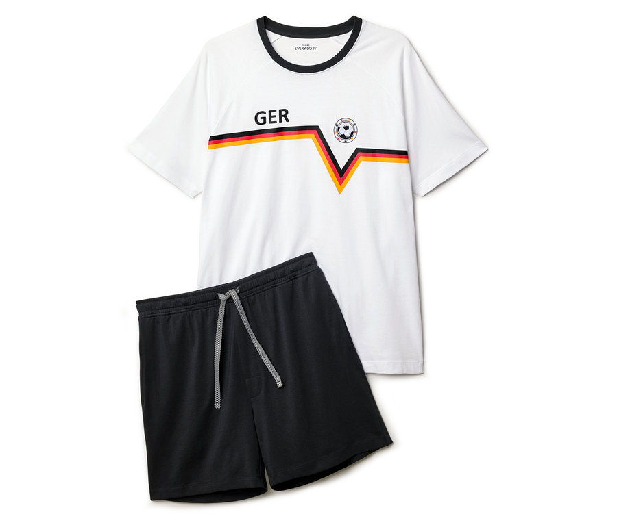 Weißes T-Shirt mit GER-Aufdruck, Deutschlandfarben und Fußball-Logo, dazu schwarze Shorts mit Kordelzug.